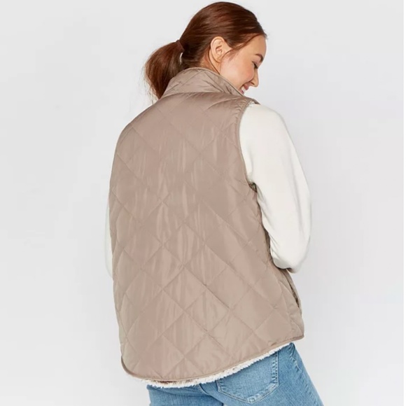 Thread and Supply Reversible Quilted and Sherpa Lined Vest - Picture 2 of 10